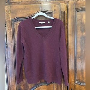 Vince weekend V neck cashmere sweater in dark plum size M